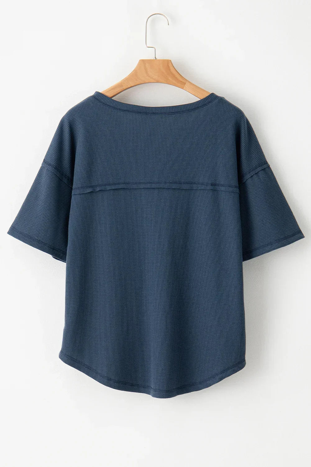 Haut texturé gaufré bleu à col en V avec manches tombantes et coutures apparentes