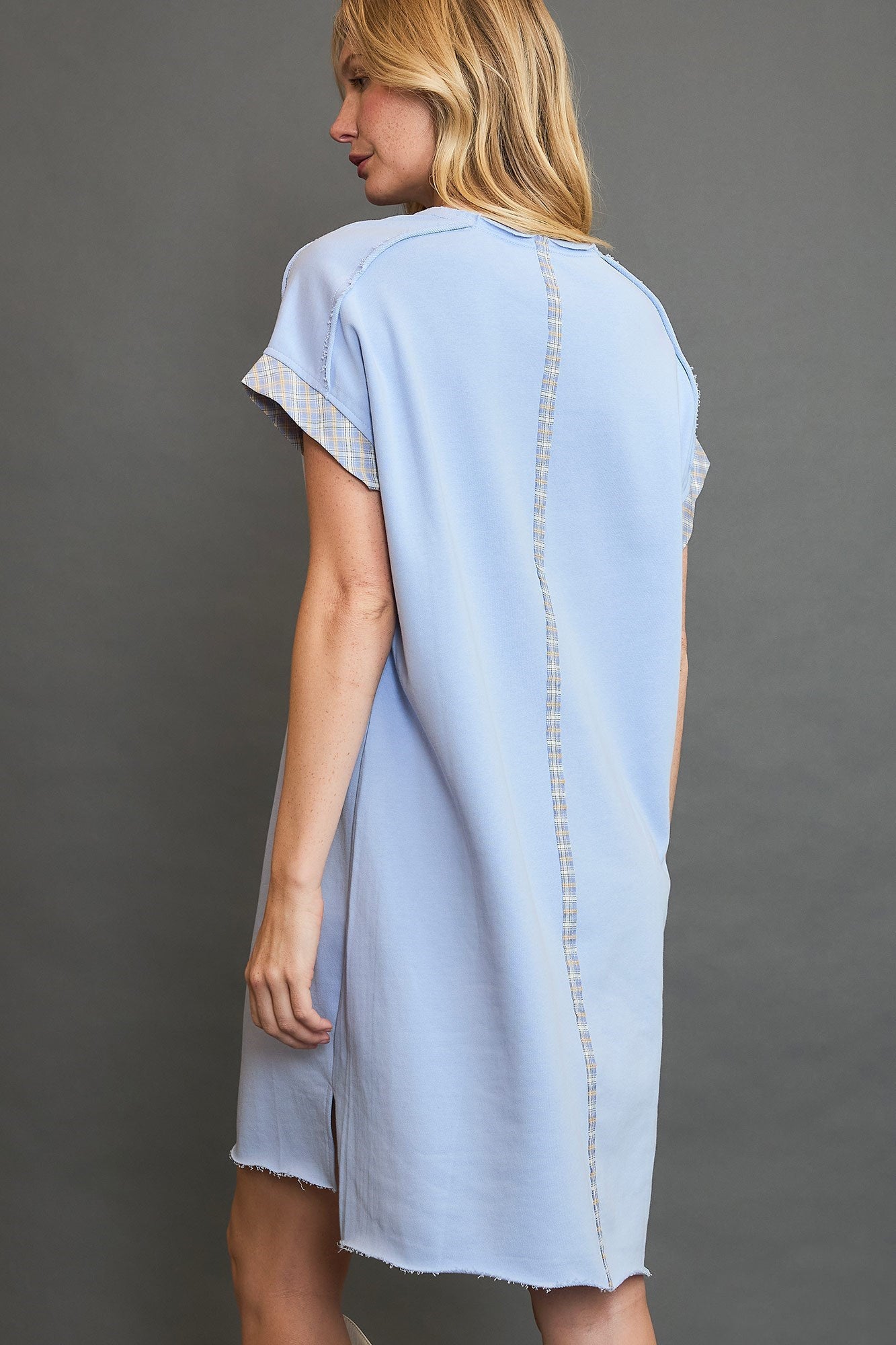 Mini-robe à manches courtes Peace Plaid Applique – Robe écossaise chic et élégante avec détails appliqués pour un look tendance et polyvalent