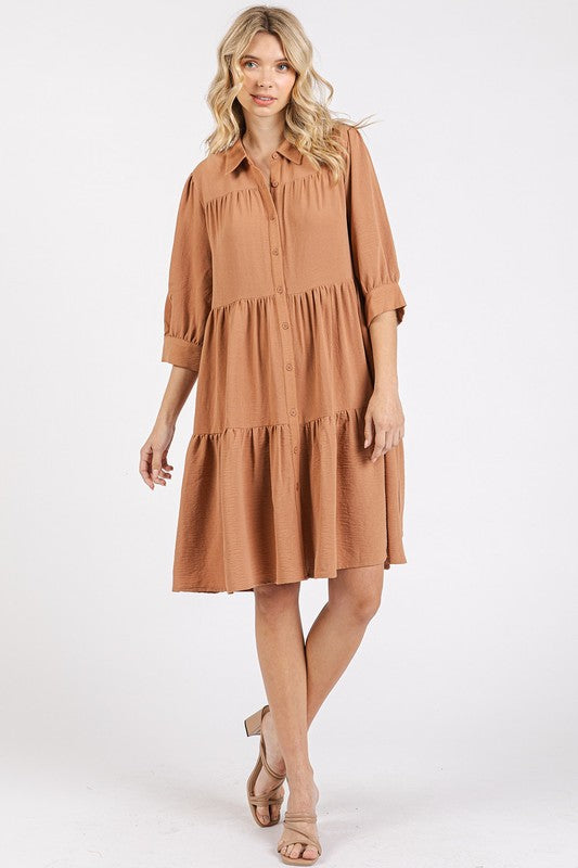 Robe Chemise Étudiée à Col et Niveaux avec Boutons – Robe sophistiquée et polyvalente avec des détails boutonnés classiques et une silhouette à niveaux flatteuse