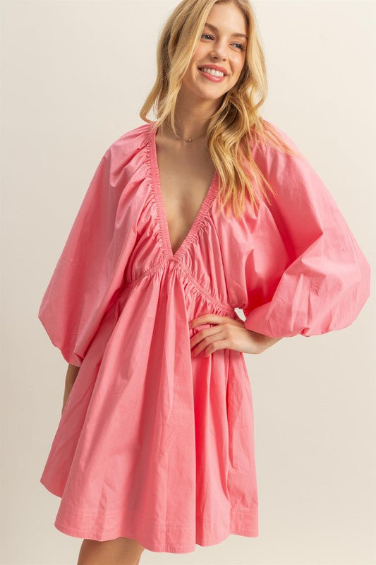 Mini-robe en popeline à manches ballon avec poches – Une robe audacieuse, chic, sexy et tendance avec un décolleté plongeant, des manches ballon et des poches fonctionnelles.