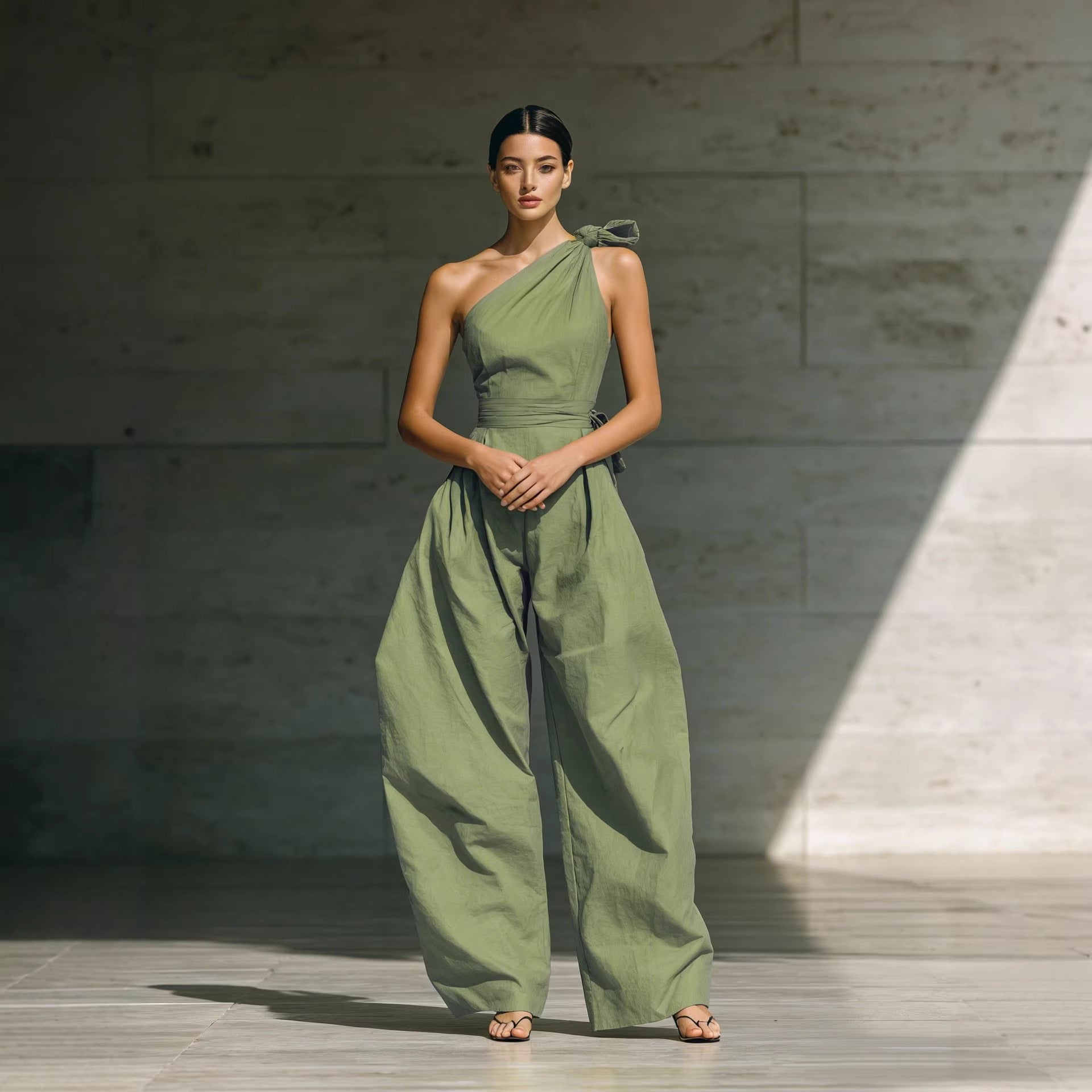 Combinaison ample sans manches à épaules dénudées avec ceinture et jambes larges pour femme