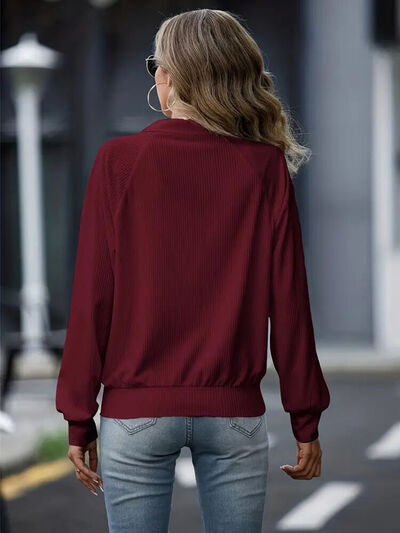 Veste décontractée blanche zippée à col, manches raglan, confortable et polyvalente pour femme.