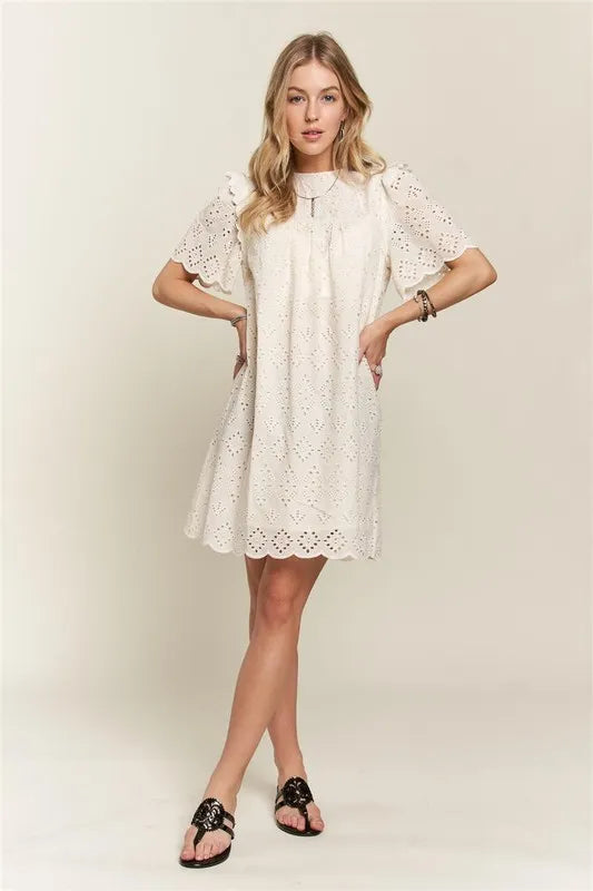 Robe d'été pour femme à œillets froncée et col rond – Robe à œillets élégante et féminine avec détails froncés pour les garden-parties et occasions spéciales