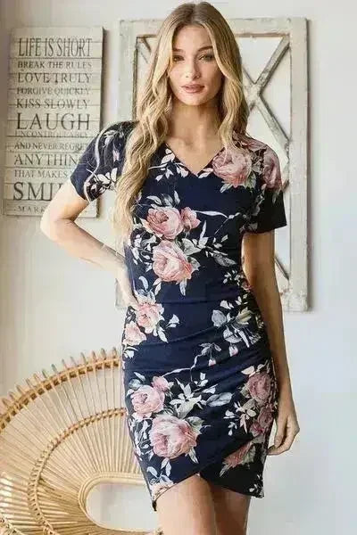 Robe courte fleurie froncée – Style d'été grande taille éclatant