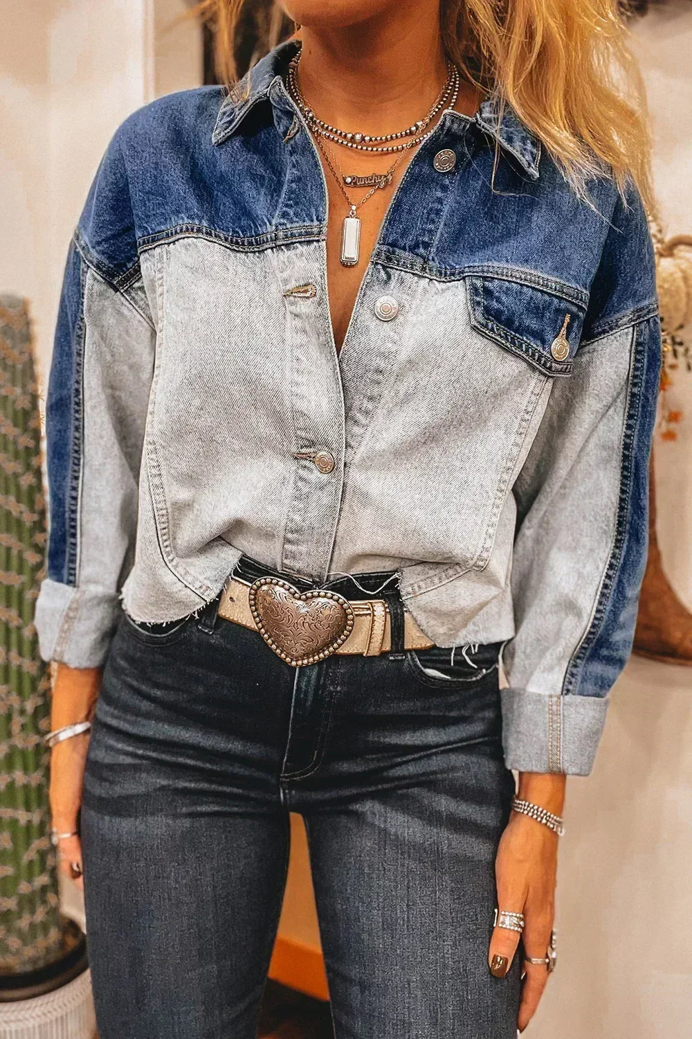 Veste en jean vieilli à rabat et patchwork bleu crépuscule