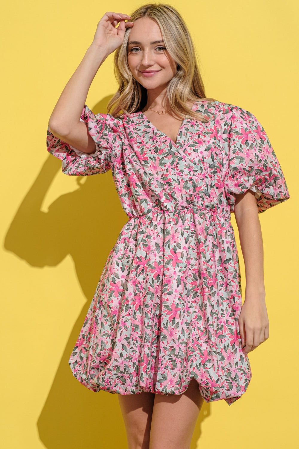 Robe fleurie cache-cœur à manches bouffantes – Robe fleurie féminine, Robe à décolleté cache-cœur, Robe à manches bouffantes, Robe fleurie élégante, Robe de soirée romantique, Robe fleurie charmante, Robe polyvalente pour toutes les occasions