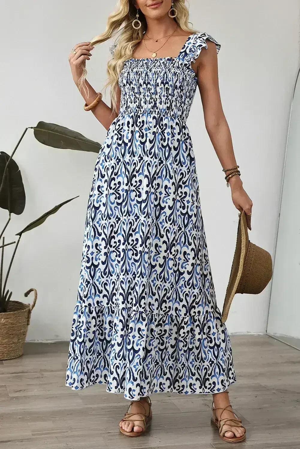 Robe longue à taille haute smockée et imprimé bohème bleu ciel