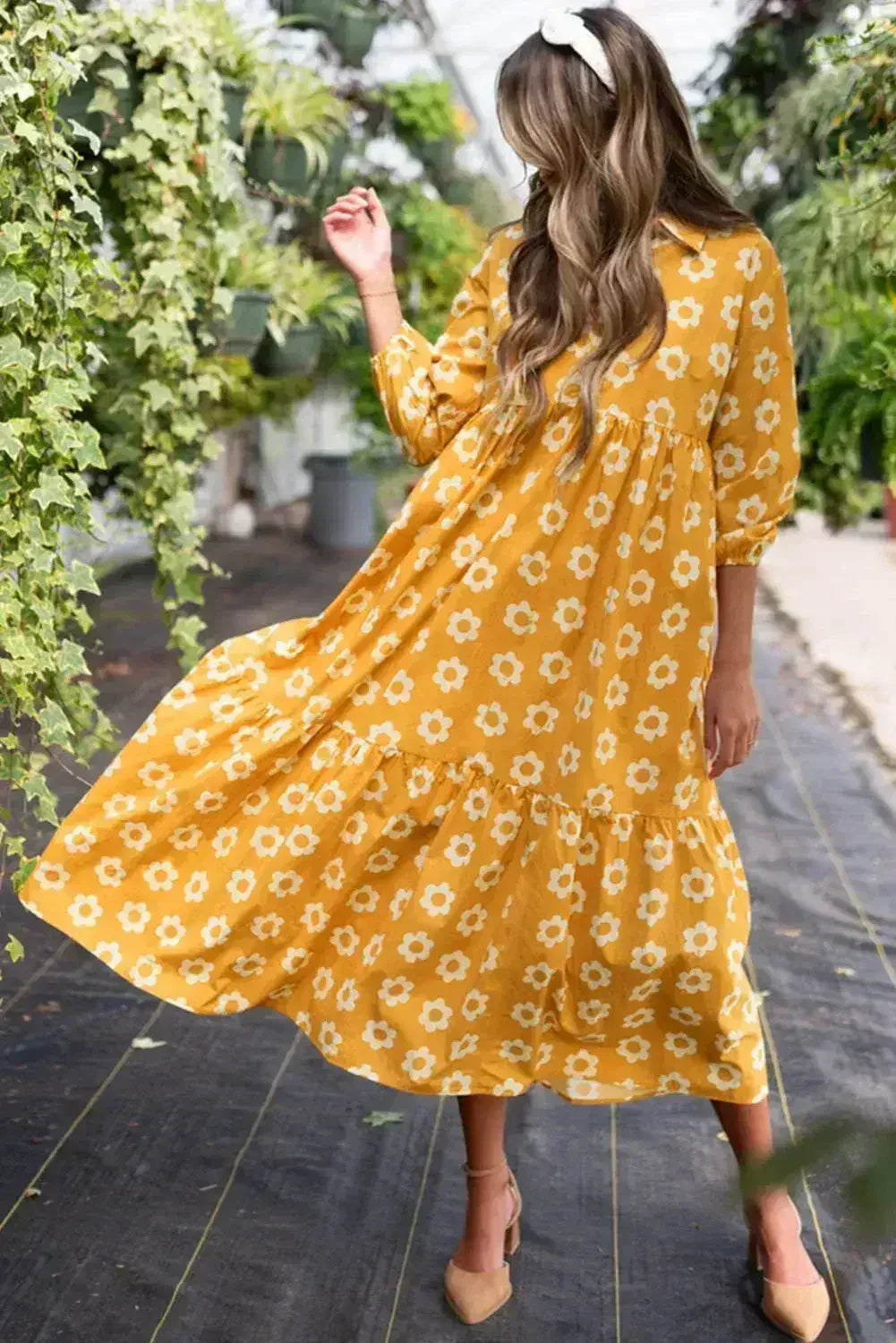 Robe longue à col, imprimé floral jaune, manches bracelet et boutons