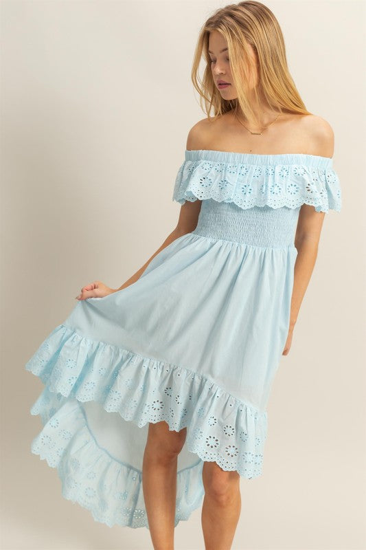 Robe asymétrique à œillets et volants pour l'été – Robe à épaules dénudées avec détails en œillets et ourlet asymétrique : légère, séduisante et féminine