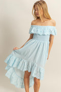 Robe asymétrique à œillets et volants pour l'été – Robe à épaules dénudées avec détails en œillets et ourlet asymétrique : légère, séduisante et féminine