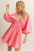 Mini-robe en popeline à manches ballon avec poches – Une robe audacieuse, chic, sexy et tendance avec un décolleté plongeant, des manches ballon et des poches fonctionnelles.
