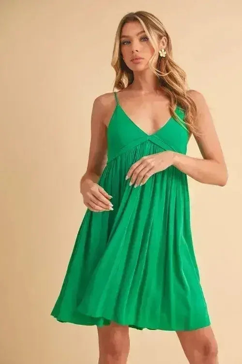 Mini-robe camisole froncée décolletée verte – femstylo