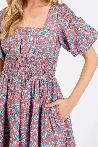 Robe mi-longue à encolure carrée smockée, imprimé floral et manches bouffantes - Femstylo