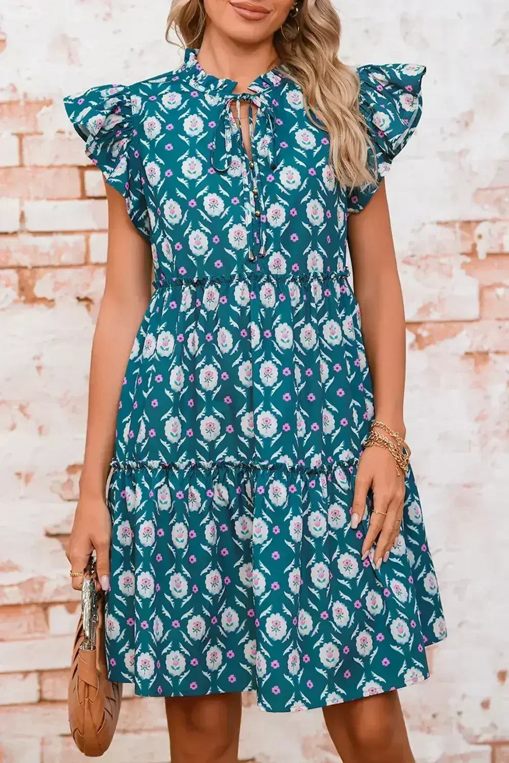 Robe bleue à imprimé floral rétro, col fendu et manches courtes à volants