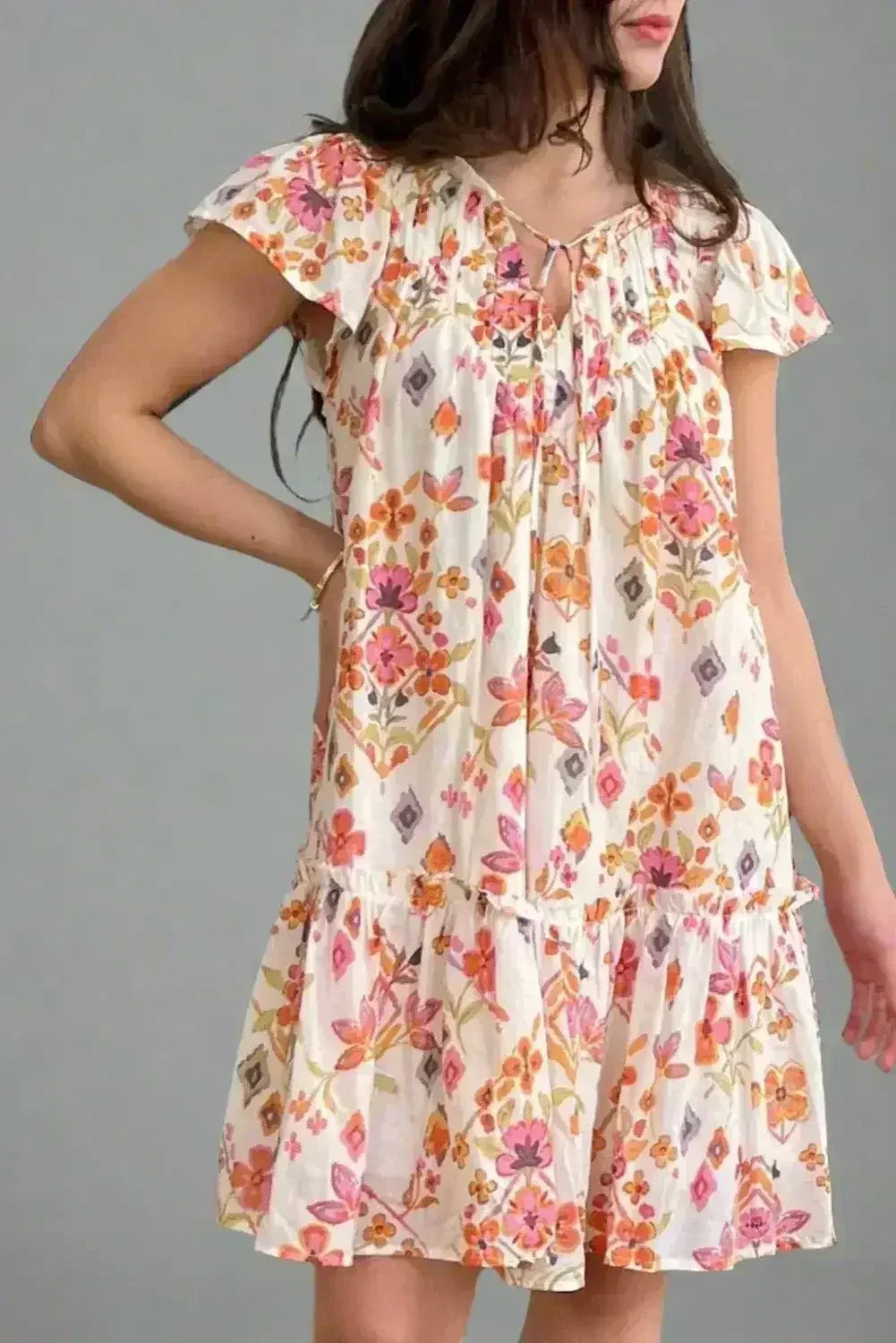 Robe mini à manches flottantes, avec imprimé floral abricot et ourlet volanté