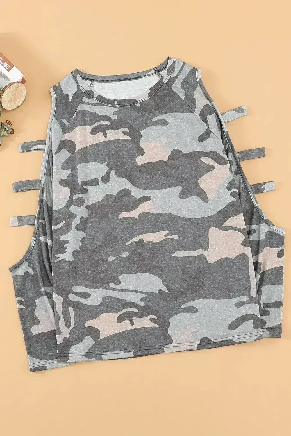 Haut à manches longues camouflage avec découpes aux épaules