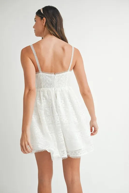 Robe Courte Camisole Babydoll en Dentelle Broderie Anglaise – Robe Féminine en Dentelle Broderie Anglaise, Volante, Silhouette Babydoll Bohème, Robe d'Été Légère, Robe Décontractée pour une Sortie en Journée
