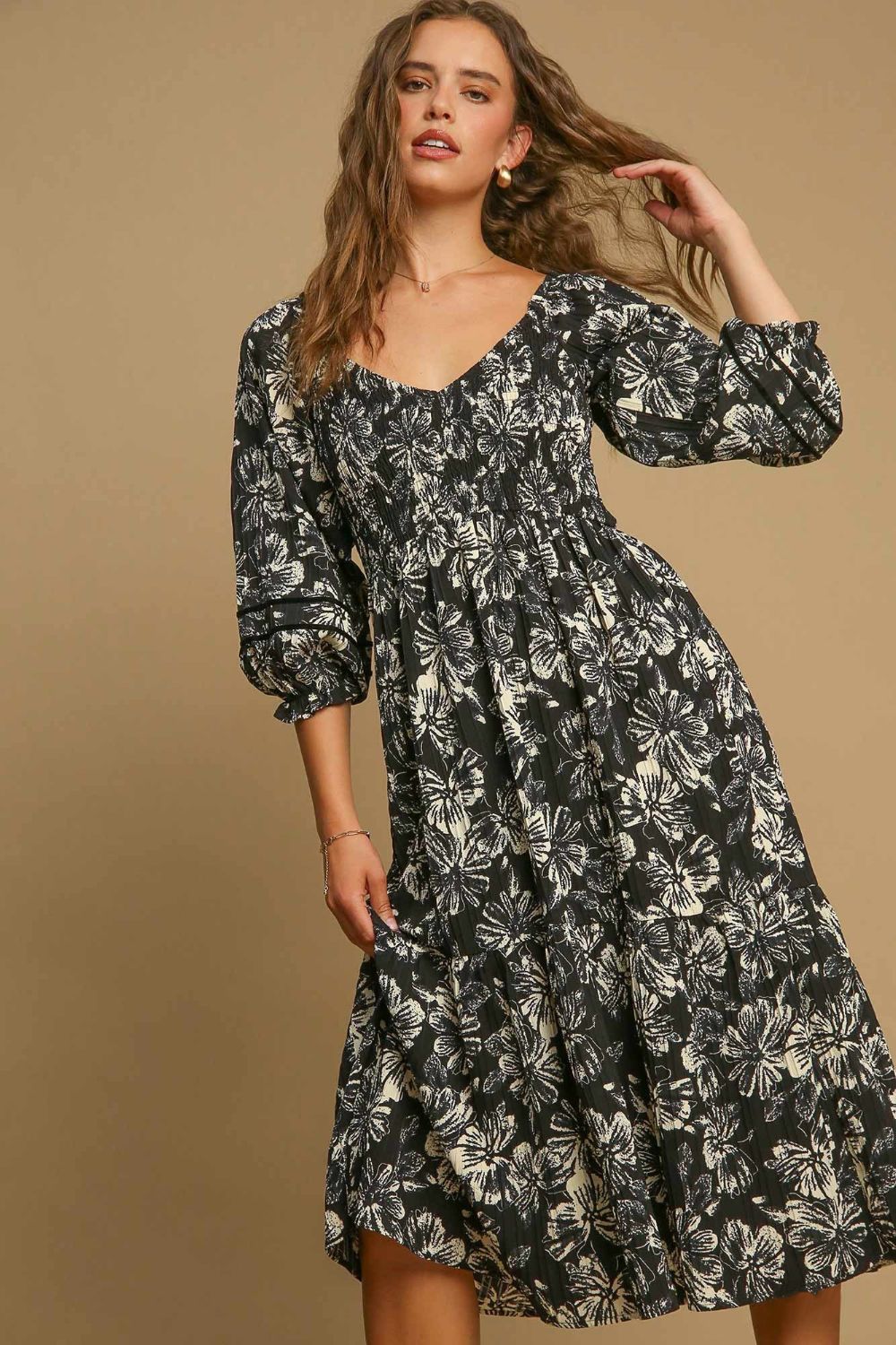 Robe à Imprimé Floral avec Ourlet Volanté et Col en V – Robe Imprimée Florale, Robe à Col en V avec Ourlet Volanté, Robe Fleurie Féminine, Robe Élégante à Col en V, Robe Coquette à Ourlet Volanté