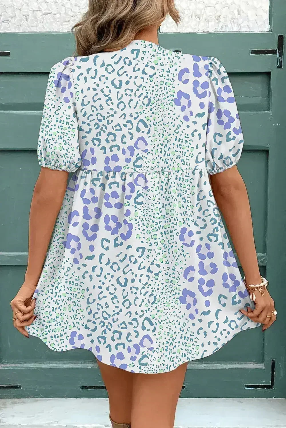 Robe courte bleu ciel à motif léopard, ornée d'un nœud sur le devant et de manches bouffantes