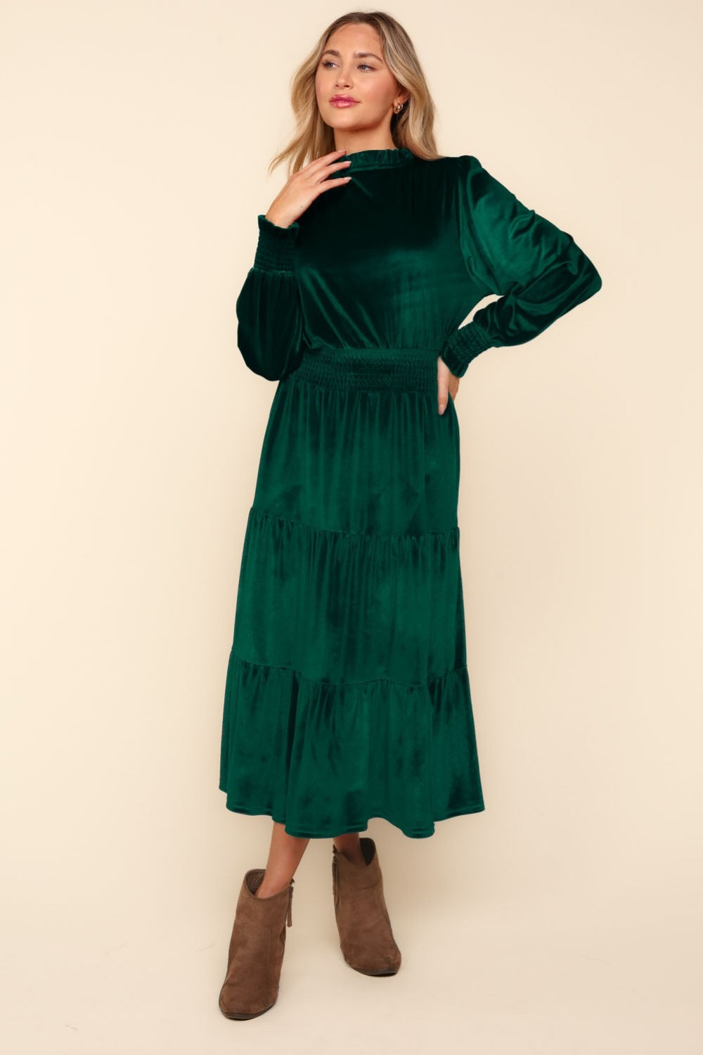 Robe en velours à col montant et taille smockée à plusieurs niveaux – Robe élégante en velours, Robe babydoll à volants, Robe à taille smockée, Robe de soirée en velours, Robe à manches longues