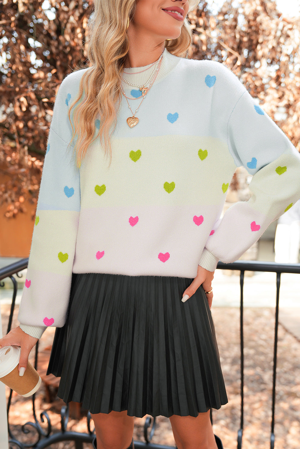 Pull à col montant color block et motif cœurs multicolores