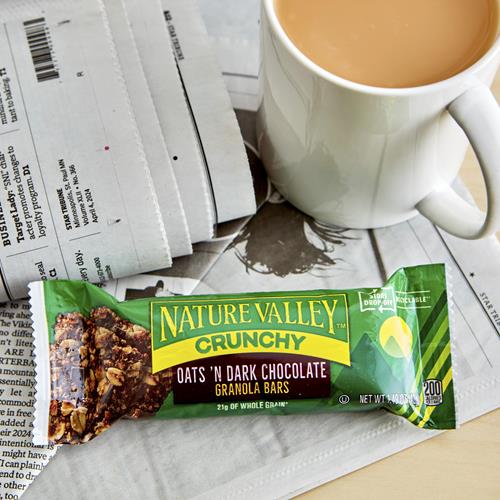 Nature Valley Crunchy Barres Granola, Avoine et Chocolat Noir, 12 Barres, 253 g (6 Sachets)