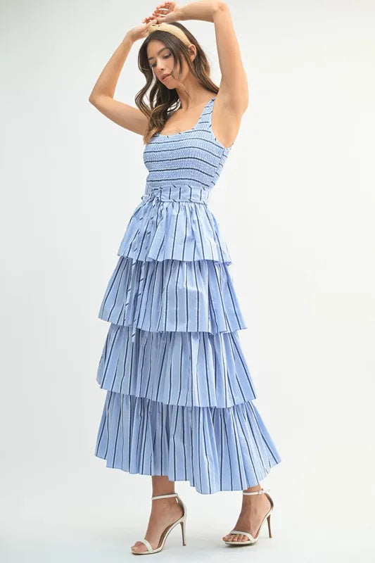 Robe midi superposée à bustier smocké à fines rayures – Robe à bustier smocké, Robe midi à fines rayures et volants, Robe midi superposée, Robe midi tendance, Robe à fines rayures flatteuse