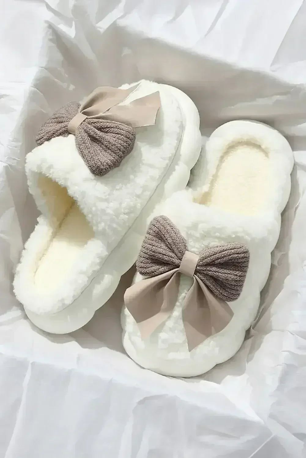 Pantoufles d'hiver en peluche à nœud et applique, contraste blanc
