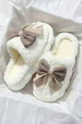 Pantoufles d'hiver en peluche à nœud et applique, contraste blanc