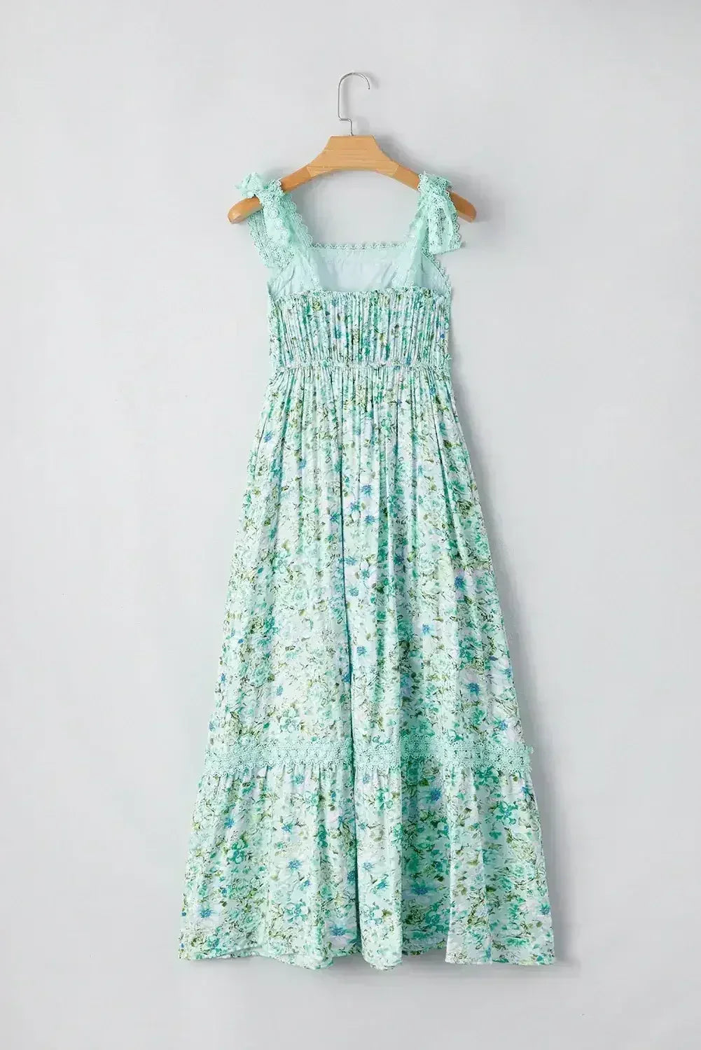 Robe longue vert floral en dentelle à fines bretelles et taille empire