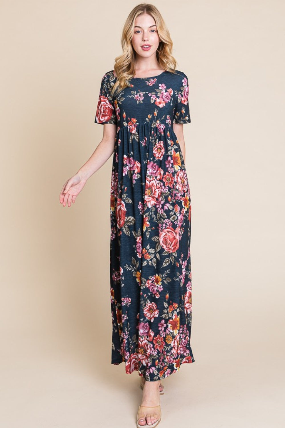 Robe longue florale à manches courtes – Robe longue élégante, Robe longue florale à manches courtes, Robe longue froncée, Robe à silhouette fluide, Robe d'été confortable, Robe flatteuse pour diverses occasions, Robe longue polyvalente