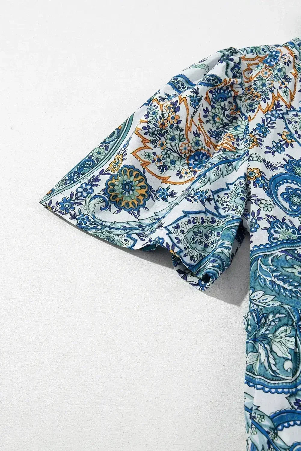 Robe courte bleue bohème à imprimé cachemire floral, col en V et manches bouffantes