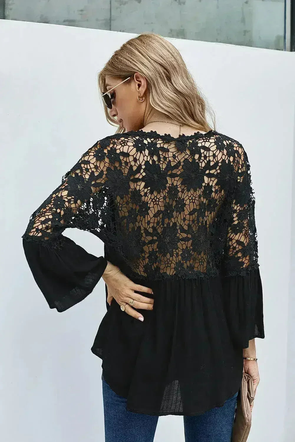 Chemisier noir en dentelle au crochet - Haut à manches cloche ¾ boutonné pour femme | Femstylo