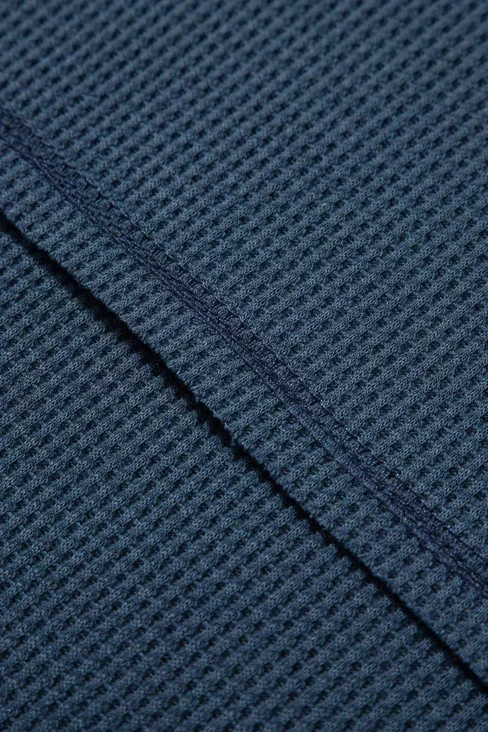Haut texturé gaufré bleu à col en V avec manches tombantes et coutures apparentes