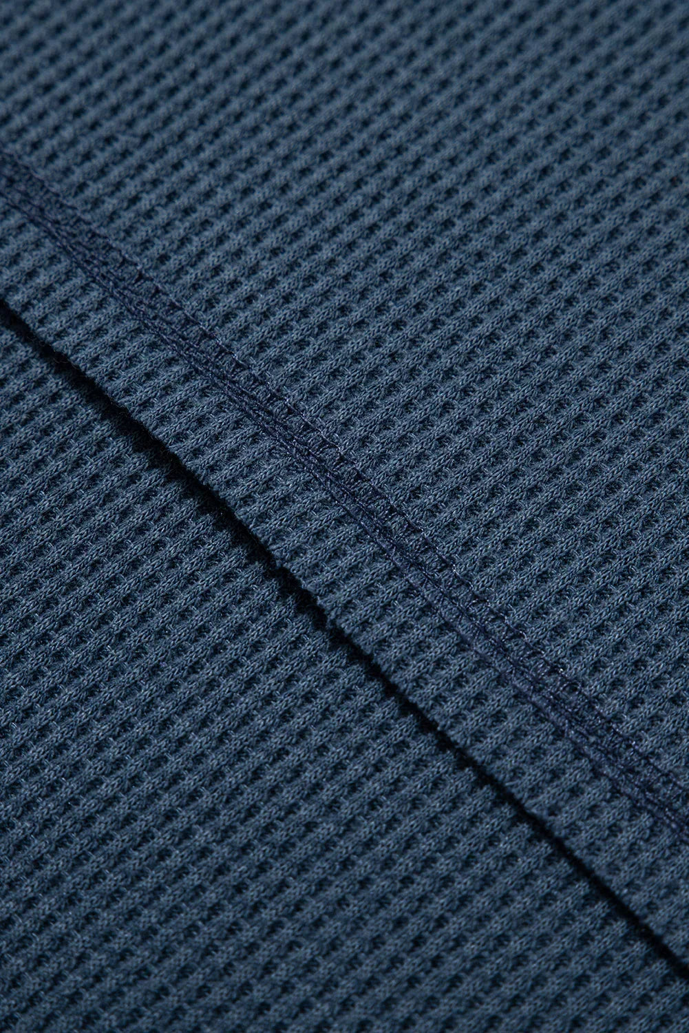 Haut texturé gaufré bleu à col en V avec manches tombantes et coutures apparentes