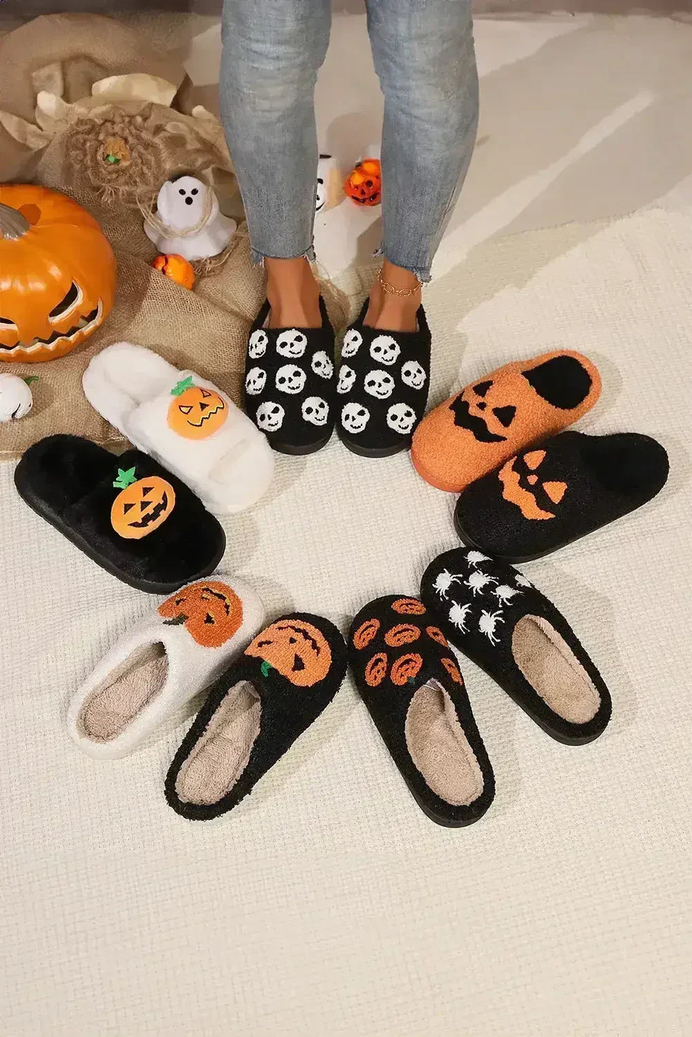 Pantoufles en peluche noires à imprimé citrouille d'Halloween