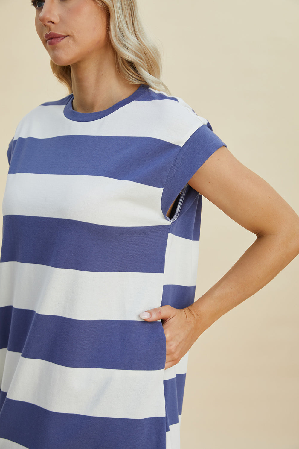 Robe mini rayée à col rond et manches courtes pour femme – Robe mini rayée, Robe à col rond taille standard, Robe à manches courtes confortable, Robe rayée chic, Robe mini flatteuse, Robe décontractée de tous les jours, Robe rayée polyvalente