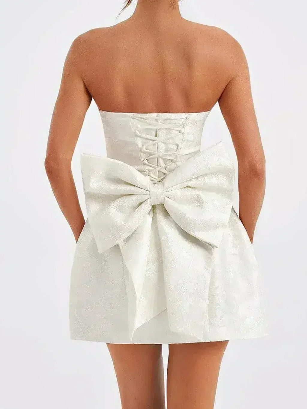 Mini-robe en satin sans manches à lacets avec nœud