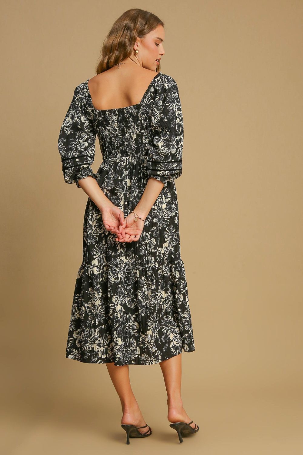 Robe à Imprimé Floral avec Ourlet Volanté et Col en V – Robe Imprimée Florale, Robe à Col en V avec Ourlet Volanté, Robe Fleurie Féminine, Robe Élégante à Col en V, Robe Coquette à Ourlet Volanté