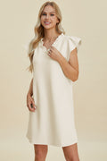 Robe à volants en V à manches courtes grande taille Double Take – Robe à col en V à volants, Robe à manches courtes, Robe élégante à volants, Robe flatteuse à col en V, Robe grande taille élégante, Robe confortable à volants, Robe chic à manches courtes