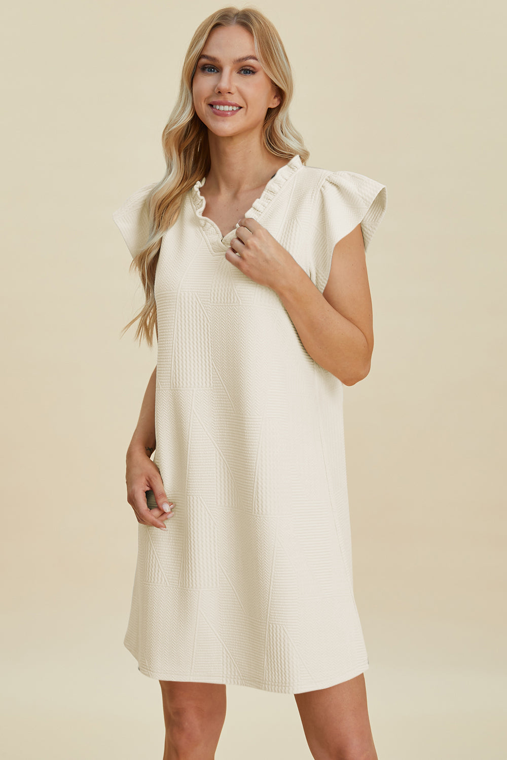 Robe à volants en V à manches courtes grande taille Double Take – Robe à col en V à volants, Robe à manches courtes, Robe élégante à volants, Robe flatteuse à col en V, Robe grande taille élégante, Robe confortable à volants, Robe chic à manches courtes