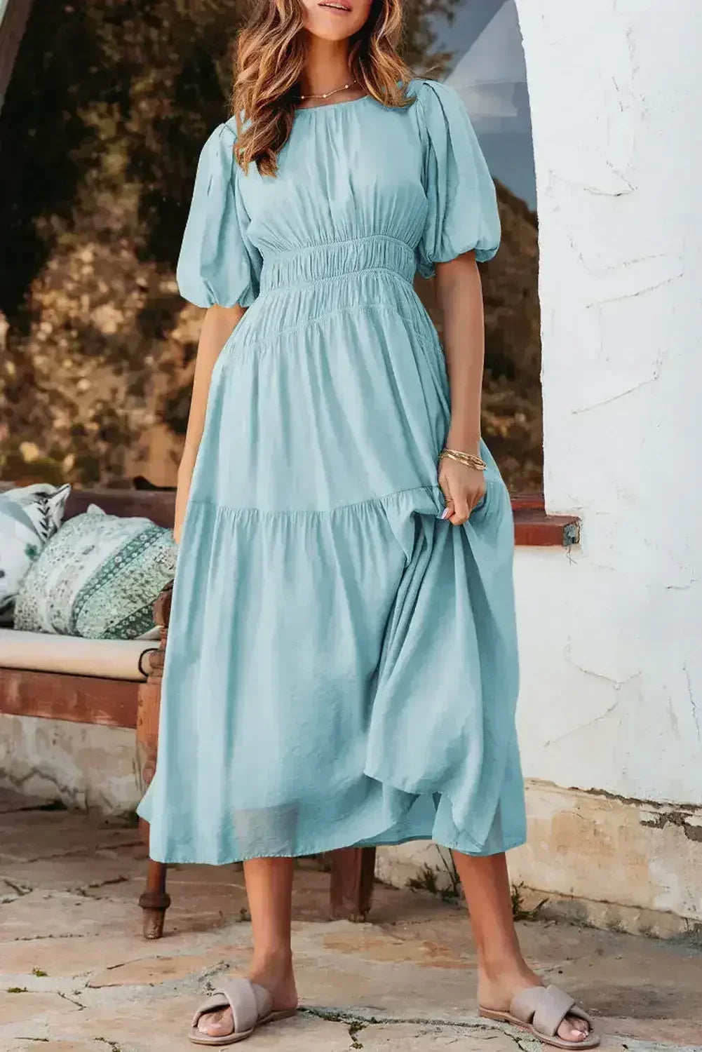 Robe midi fluide bleu clair à manches bouffantes et taille haute