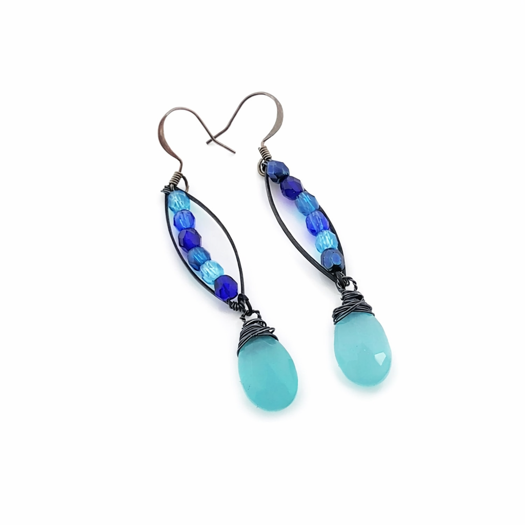 Boucles d'oreilles pendantes en calcédoine bleue et verre de Bohême – Argent sterling oxydé