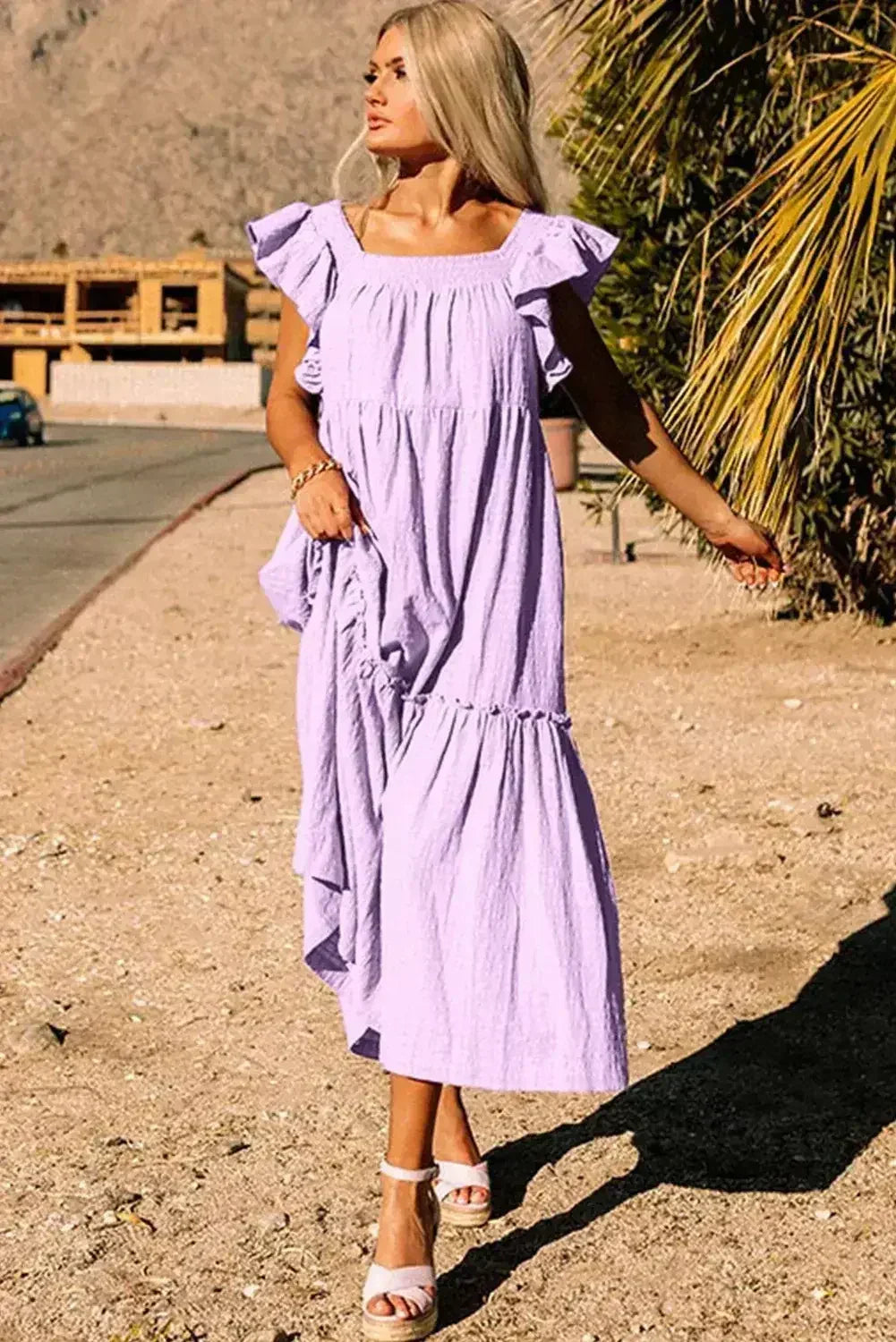 Robe longue texturée étagée à col carré et manches courtes volantées violette