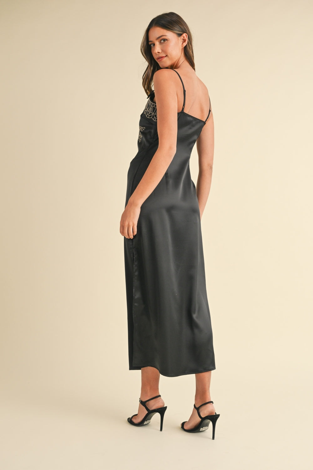 Robe fourreau midi en satin brodé à fente – Robe en satin, sexy, flatteuse, robe brodée, robe style caraco, robe midi, robe avec fente, robe élégante en satin
