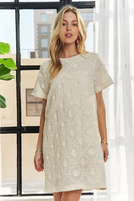Robe Droite à Manches Courtes et Col Rond avec Appliqués – Robe droite intemporelle et élégante avec détails appliqués sophistiqués, pour un look polyvalent de jour comme de nuit