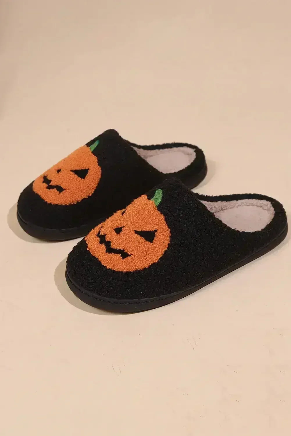 Pantoufles en peluche noires à imprimé citrouille d'Halloween