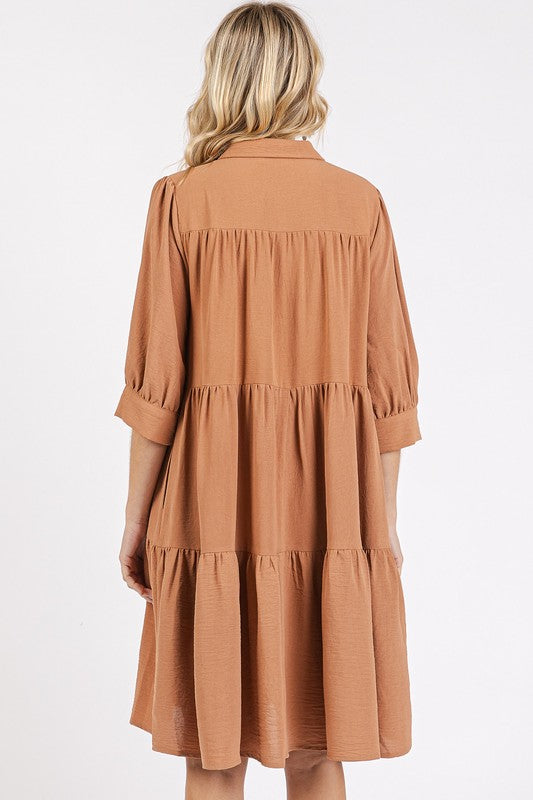 Robe Chemise Étudiée à Col et Niveaux avec Boutons – Robe sophistiquée et polyvalente avec des détails boutonnés classiques et une silhouette à niveaux flatteuse