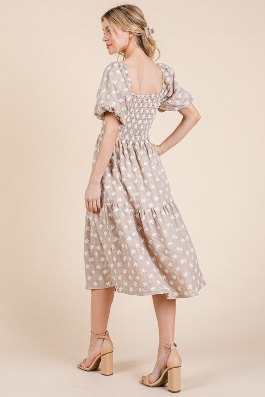 Nouvelle robe mi-longue froncée à manches bouffantes et broderies florales pour femme Élégante, charmante et féminine robe mi-longue à broderies florales avec manches bouffantes et design étagé