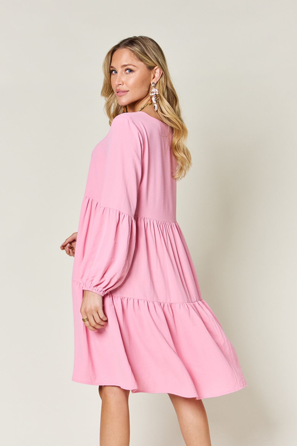 Robe décontractée élégante et confortable avec poches, encolure en V, manches, double épaisseur, superposition et superposition vert clair.